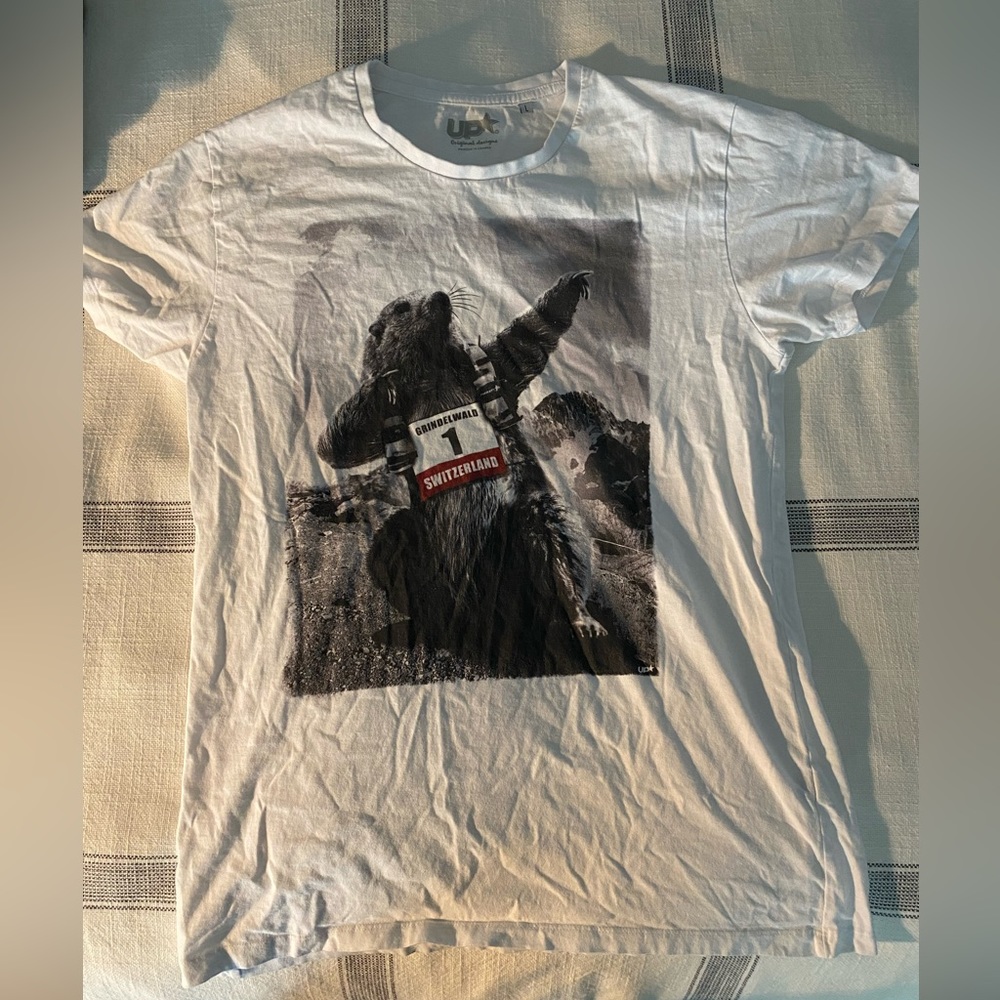 Men’s white tee M
